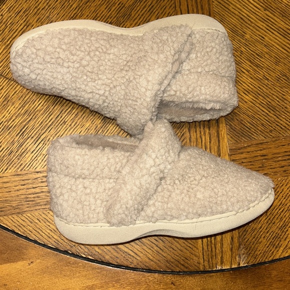 Aerosoles Sherpa Slippers, Size: Small (5-6) - Picture 4 of 7